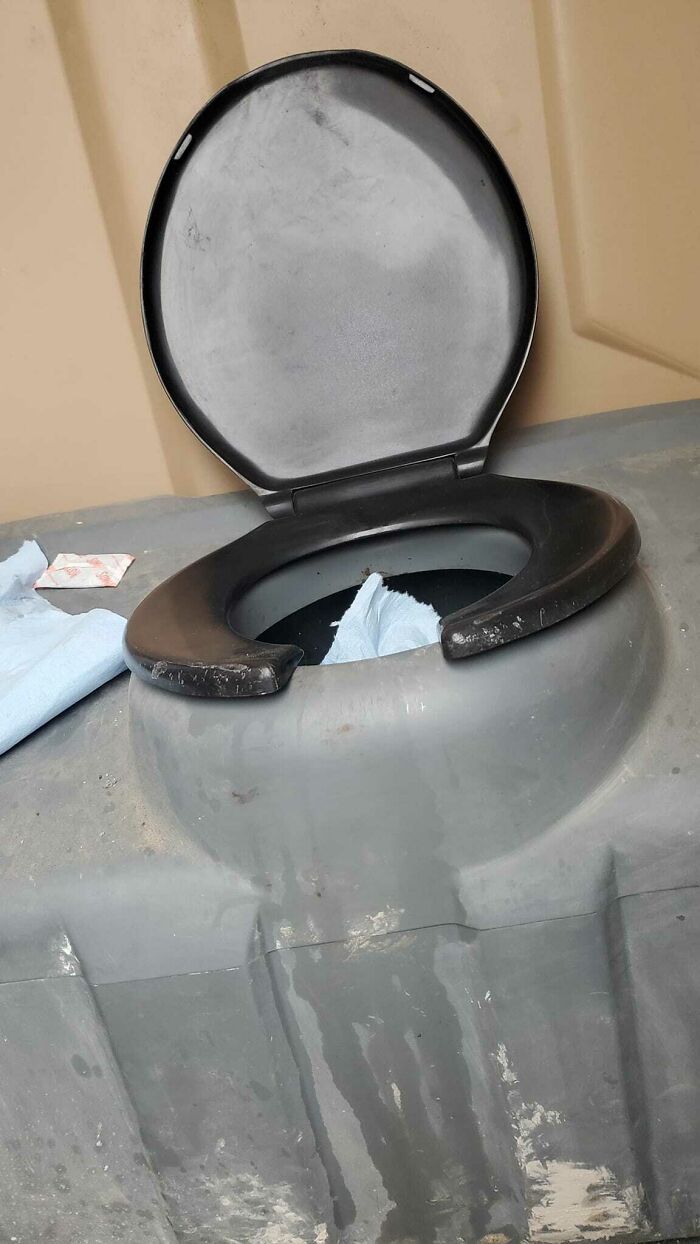 Creepy-Toilets-With-Threatening-Auras-Pics