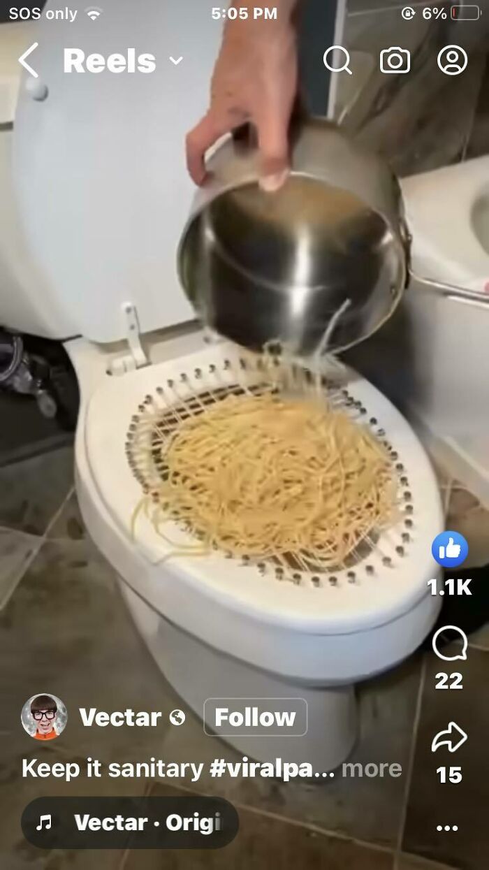 Creepy-Toilets-With-Threatening-Auras-Pics