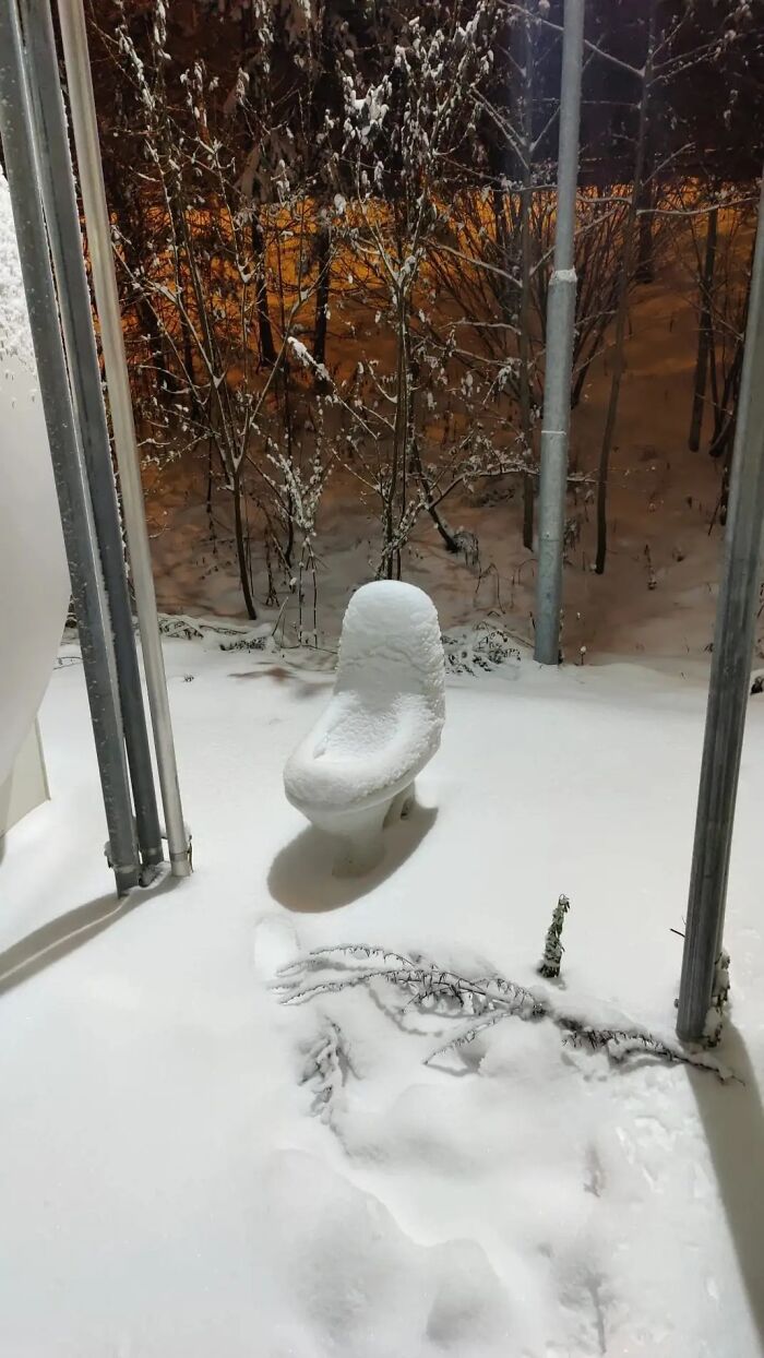 Creepy-Toilets-With-Threatening-Auras-Pics