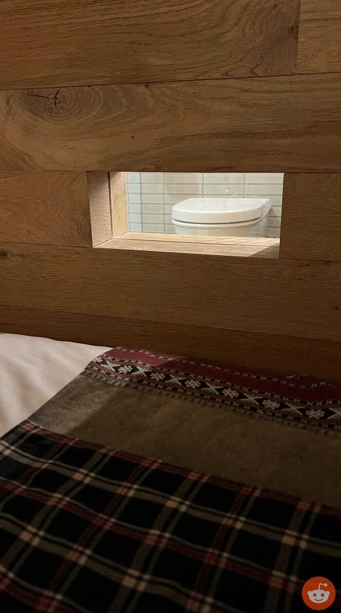 Creepy-Toilets-With-Threatening-Auras-Pics