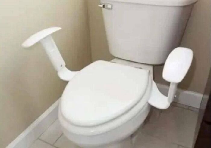 Creepy-Toilets-With-Threatening-Auras-Pics