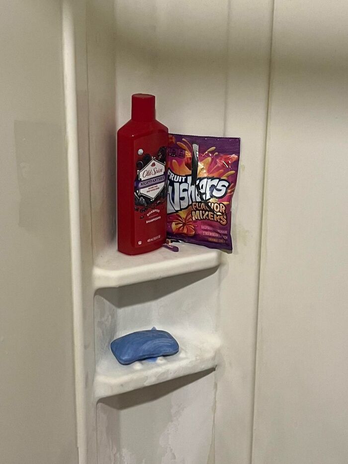 Mi compañero come en la ducha