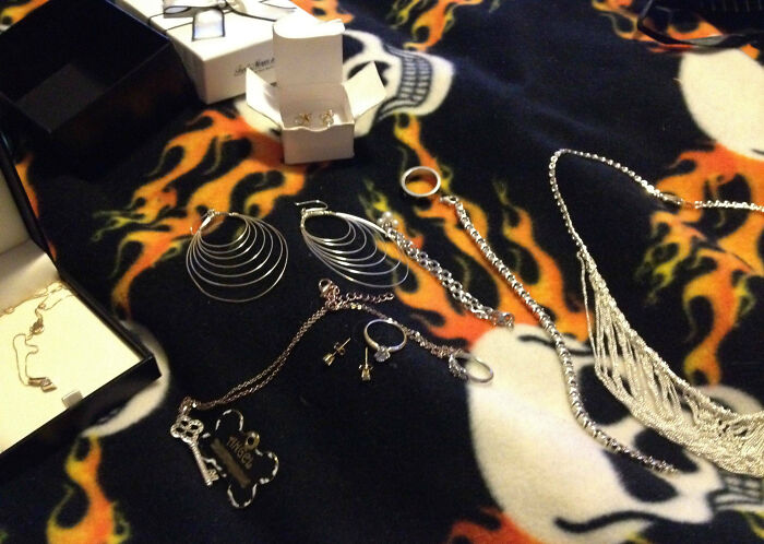 Went To Work On New Year's Eve. Came Home To My Fiance's Stuff Gone. All That Was Left Was A Card, And All The Jewelry I Gave Her In The Past 3 Years. Happy New Year