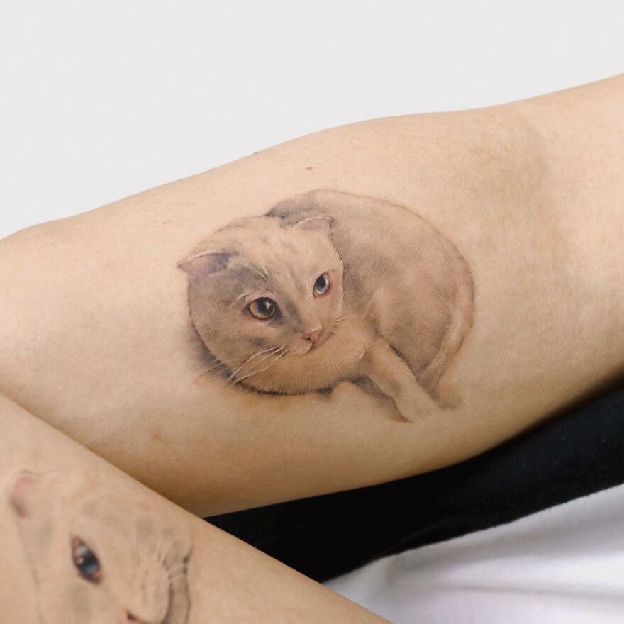 Tattoo of a cat that looks like a painting, created by Korean ink artist, featuring nature and animal elements.