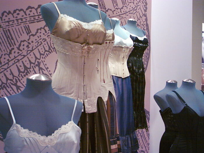 34 Times History Got Twisted And People Were Convinced To Believe False Facts, As Shared Online