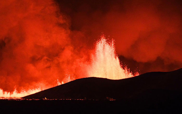 Thrill-Seekers Disregard Warnings, Flock to Iceland&rsquo;s Erupting Volcano Site