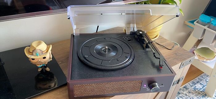 Record player gift idea with a Funko Pop figurine, perfect for quick delivery with Amazon Prime before Christmas.