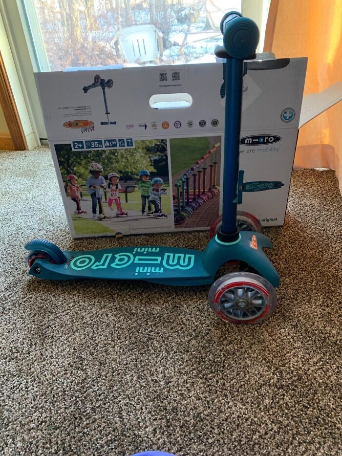 Scoot In Style: Mini Deluxe 3-Wheeled Micro Scooter - The Ultimate Swiss-Designed Ride For Fashionable Kids!