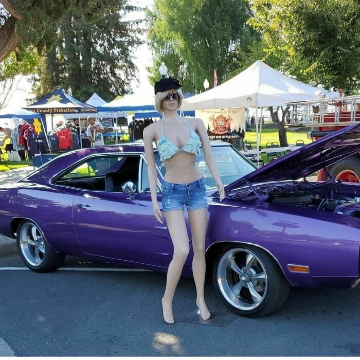 Chaotic-Car-Show-Moments