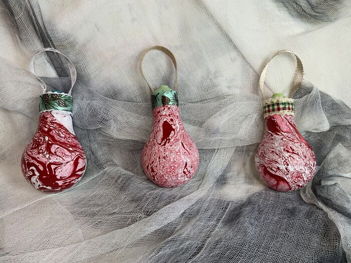 I Continue To Salvage Burnt-Out Light Bulbs And Transform Them Into One-Of-A-Kind Christmas Ornaments (33 Pics)
