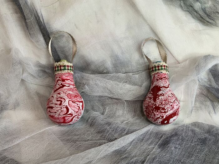 I Continue To Salvage Burnt-Out Light Bulbs And Transform Them Into One-Of-A-Kind Christmas Ornaments (33 Pics)