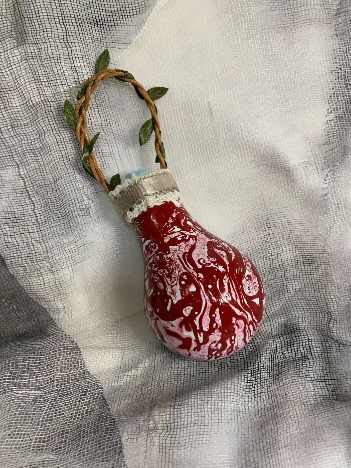I Continue To Salvage Burnt-Out Light Bulbs And Transform Them Into One-Of-A-Kind Christmas Ornaments (33 Pics)