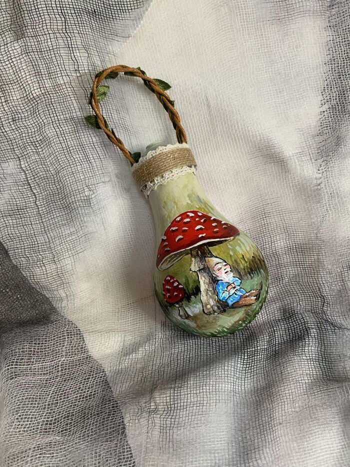 I Continue To Salvage Burnt-Out Light Bulbs And Transform Them Into One-Of-A-Kind Christmas Ornaments (33 Pics)