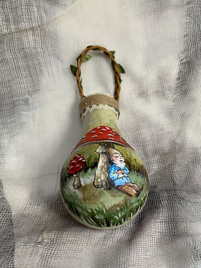 I Continue To Salvage Burnt-Out Light Bulbs And Transform Them Into One-Of-A-Kind Christmas Ornaments (33 Pics)