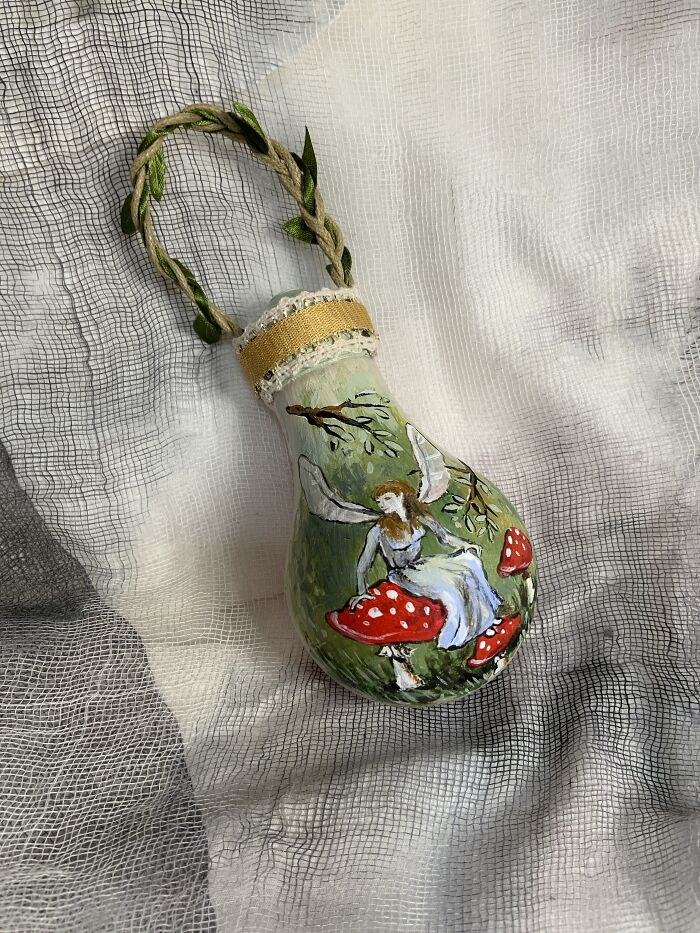 I Continue To Salvage Burnt-Out Light Bulbs And Transform Them Into One-Of-A-Kind Christmas Ornaments (33 Pics)