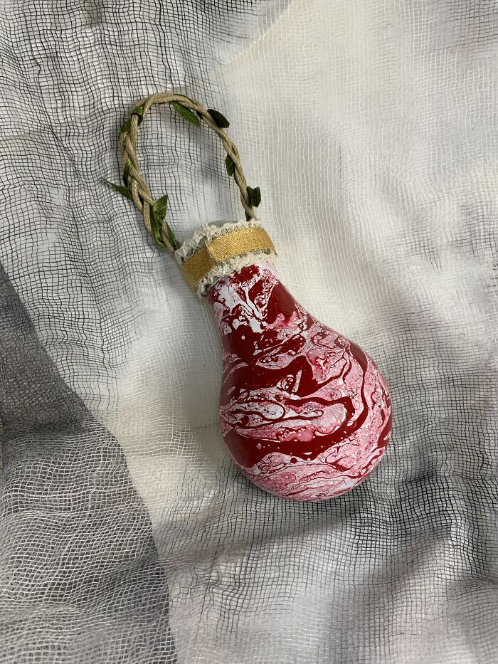 I Continue To Salvage Burnt-Out Light Bulbs And Transform Them Into One-Of-A-Kind Christmas Ornaments (33 Pics)