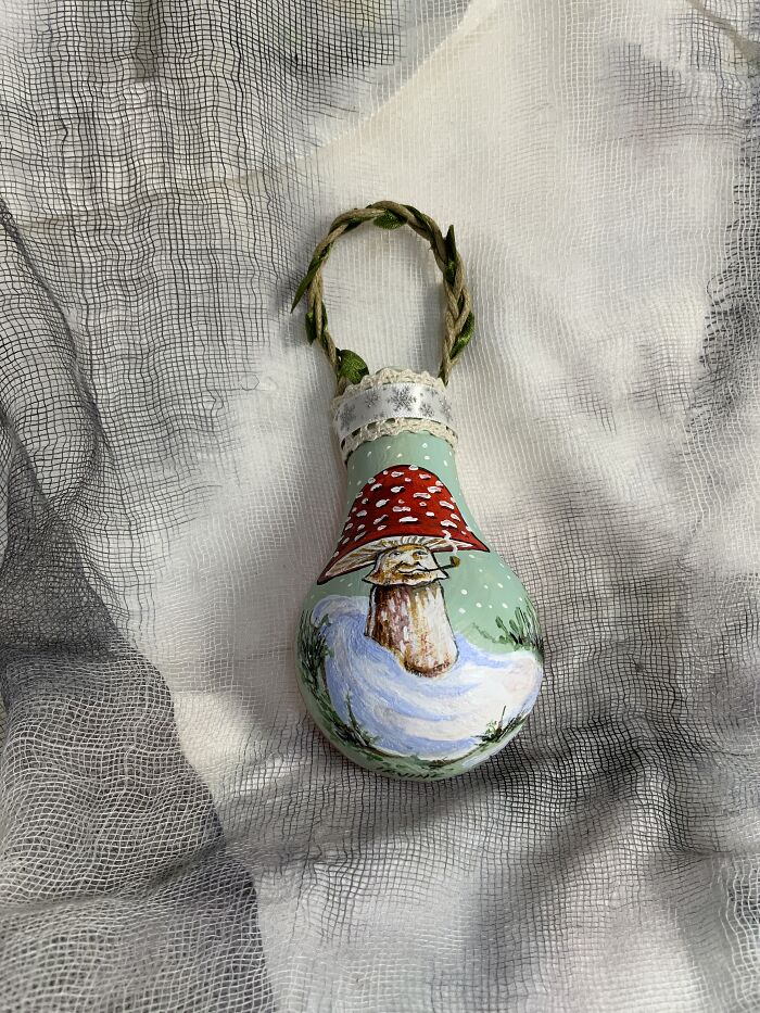 I Continue To Salvage Burnt-Out Light Bulbs And Transform Them Into One-Of-A-Kind Christmas Ornaments (33 Pics)