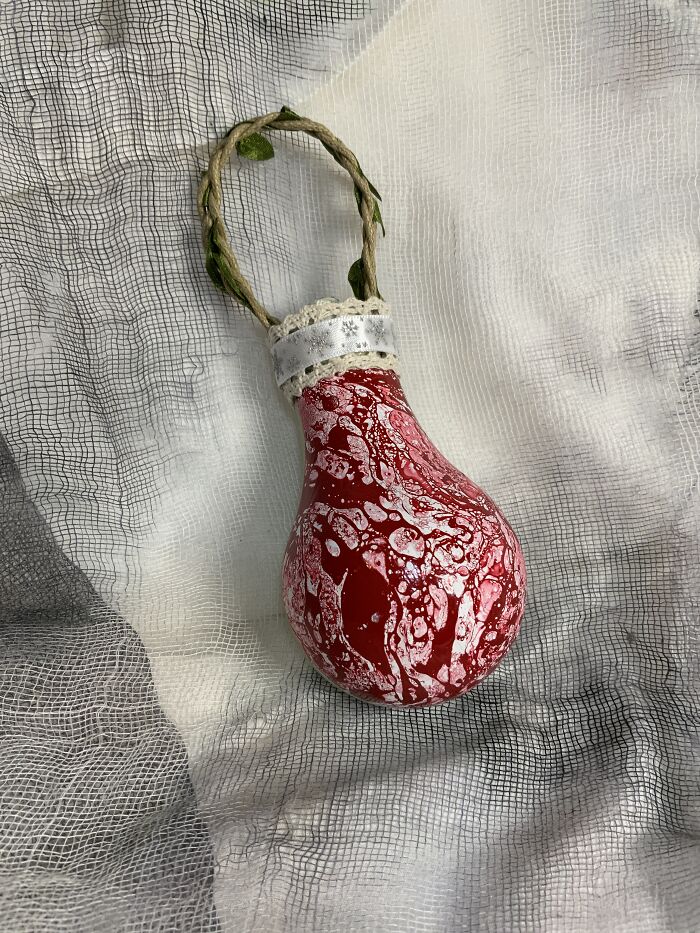 I Continue To Salvage Burnt-Out Light Bulbs And Transform Them Into One-Of-A-Kind Christmas Ornaments (33 Pics)