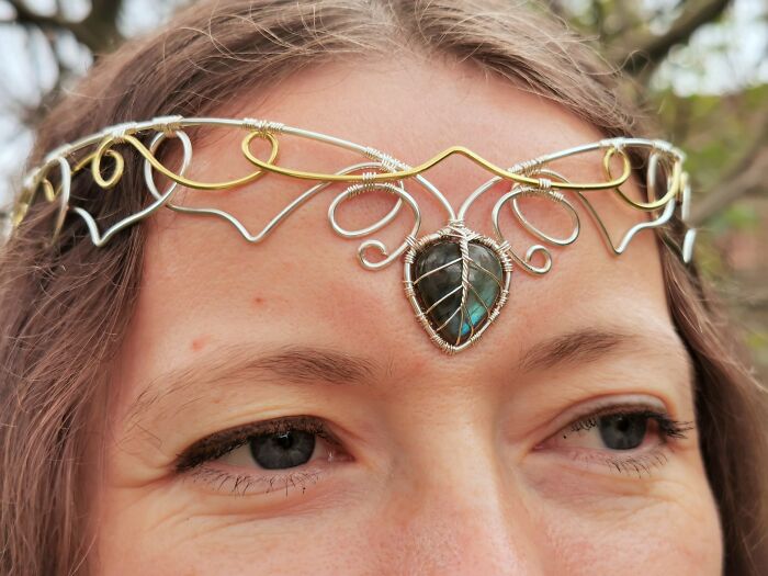 I Made An Elven Crown With Wire And A Labradorite Gemstone (8 Pics)