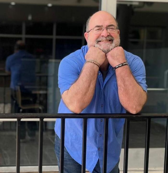 Heartbreaking Photo Of Restaurant Owner Looking Out The Window Goes Viral, Attracts Dozens Of Customers