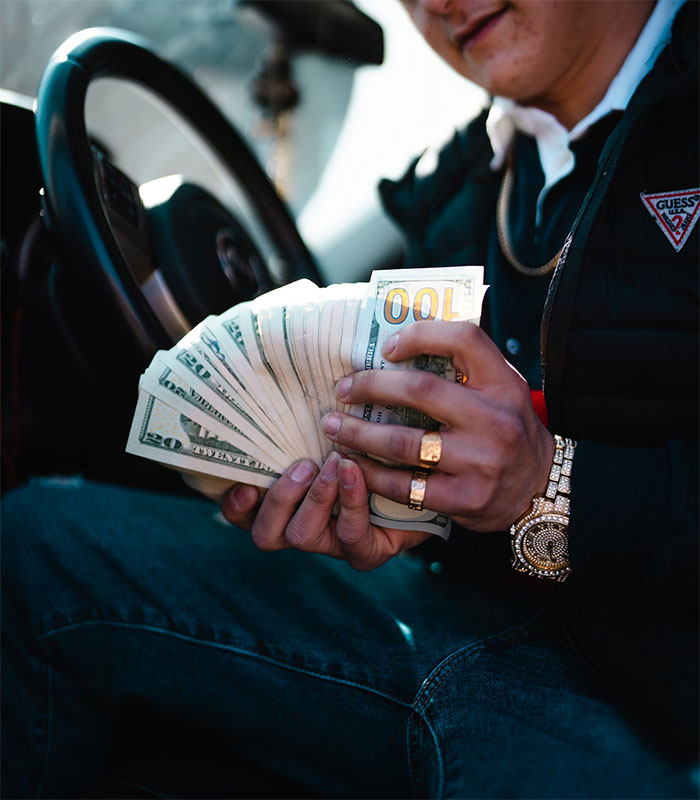 “Alpha Male Garbage”: 30 Things That Some Folks Think Are A “Flex” But Really Are Not