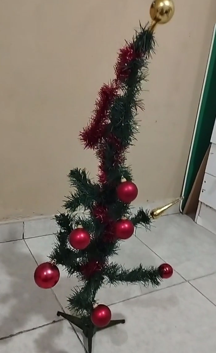 Bad-Christmas-Decorations-Tiktok-Trend