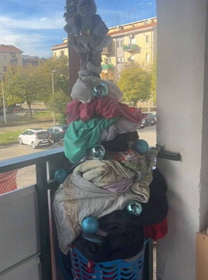 Bad-Christmas-Decorations-Tiktok-Trend