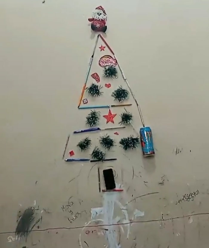 Bad-Christmas-Decorations-Tiktok-Trend