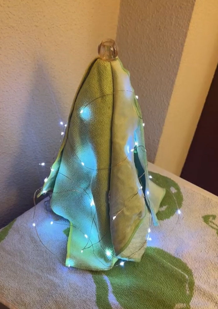 Bad-Christmas-Decorations-Tiktok-Trend