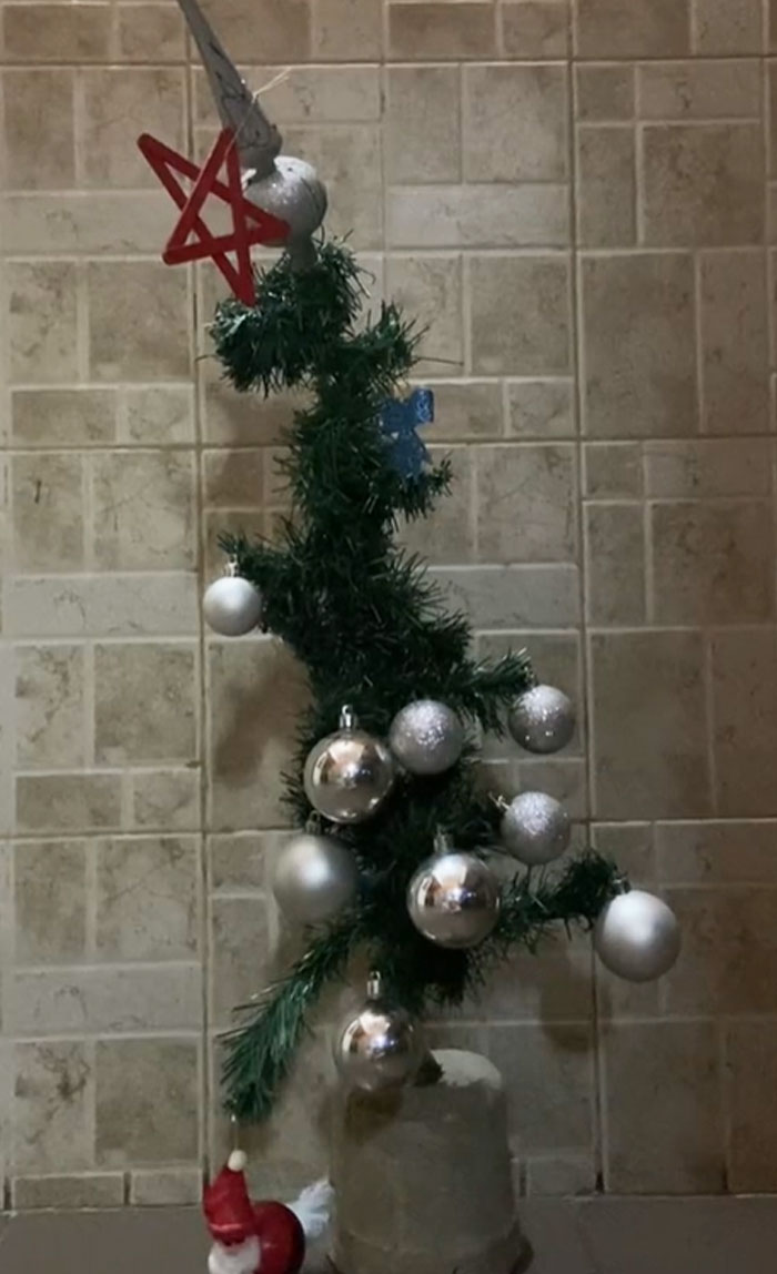 Bad-Christmas-Decorations-Tiktok-Trend