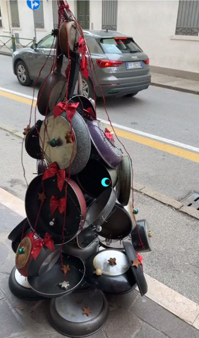 Bad-Christmas-Decorations-Tiktok-Trend