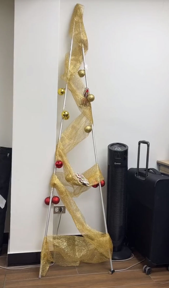 Bad-Christmas-Decorations-Tiktok-Trend