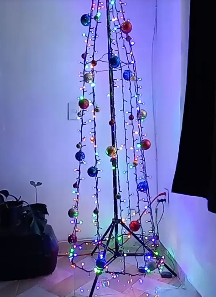 Bad-Christmas-Decorations-Tiktok-Trend
