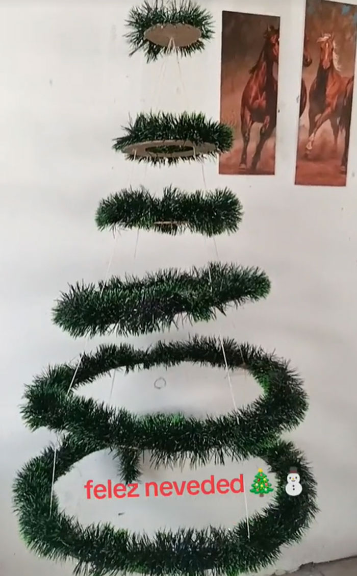 Bad-Christmas-Decorations-Tiktok-Trend