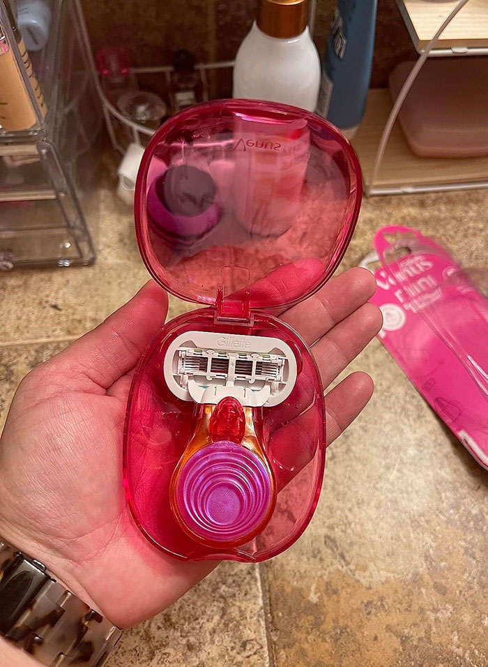 Gillette Venus Extra Smooth On The Go Razor For Women: Is your new tiny companion for smooth and satisfying shave sessions whenever wherever. This purse-fit wonder brings 5-blades of lasting smoothness, extra lubrication, and a pivoting head that's always ready to follow your flow.