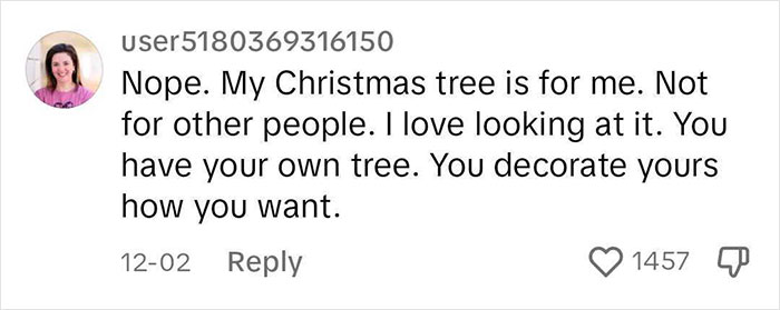 Man Calls Out “Boring” People Who Don’t Let Their Christmas Tree Be At Least A Little Bit Tacky Man Calls Out “Boring” People Who Don’t Let Their Christmas Tree Be At Least A Little Bit Tacky