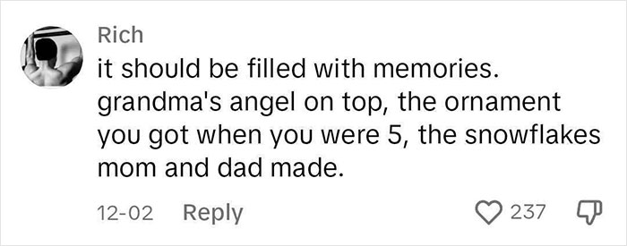 Man Calls Out “Boring” People Who Don’t Let Their Christmas Tree Be At Least A Little Bit Tacky Man Calls Out “Boring” People Who Don’t Let Their Christmas Tree Be At Least A Little Bit Tacky