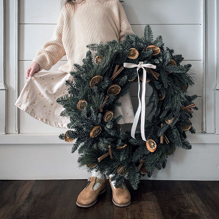 I Completed My DIY Christmas Wreath And It Smells Heavenly