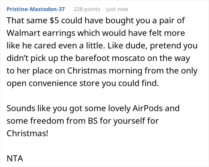 Text message screenshot discussing unthoughtful Christmas gifts leading to a woman dumping boyfriend over his present.