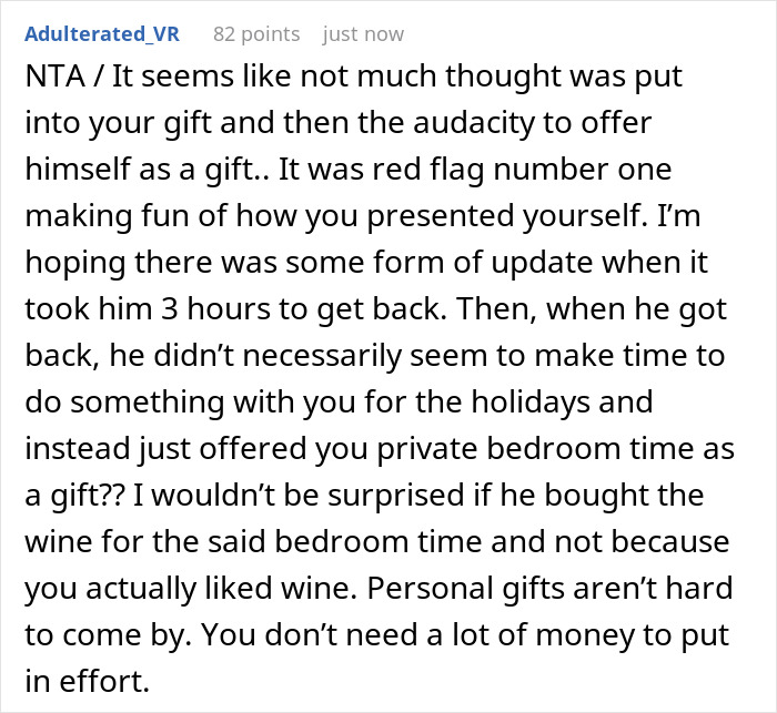 Comment criticizing unthoughtful Christmas gift, highlighting relationship issues and lack of effort in present from boyfriend.