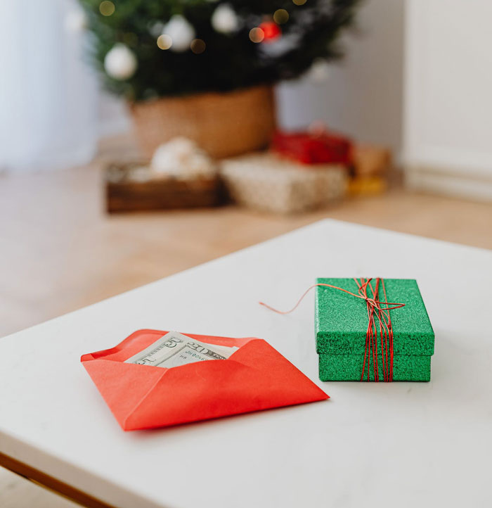 Man Gets An Email From Company President Asking To Fund Owner’s Christmas Gift, Goes On A Rant Man Gets An Email From Company President Asking To Fund Owner’s Christmas Gift, Goes On A Rant