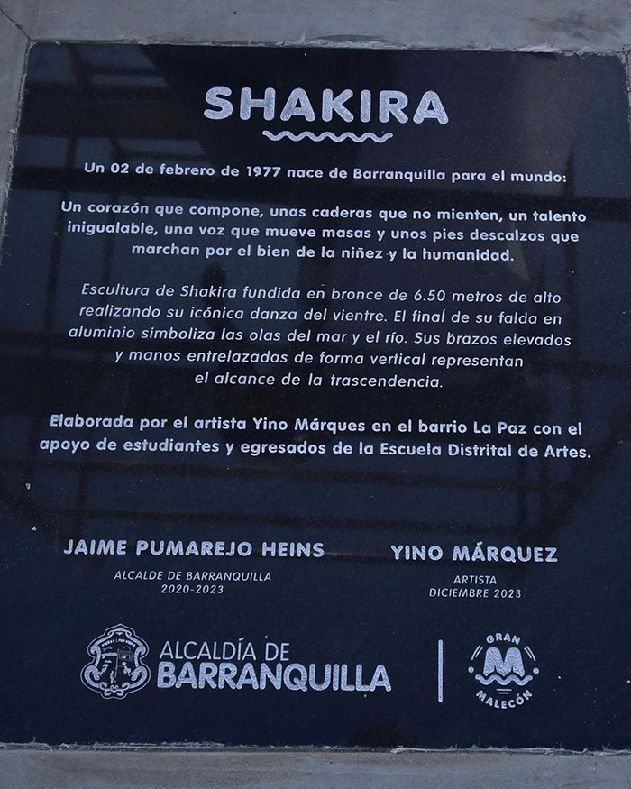 Plaque of Shakira's statue unveiling in Barranquilla, Colombia, details artist Yino M&aacute;rquez's collaboration.