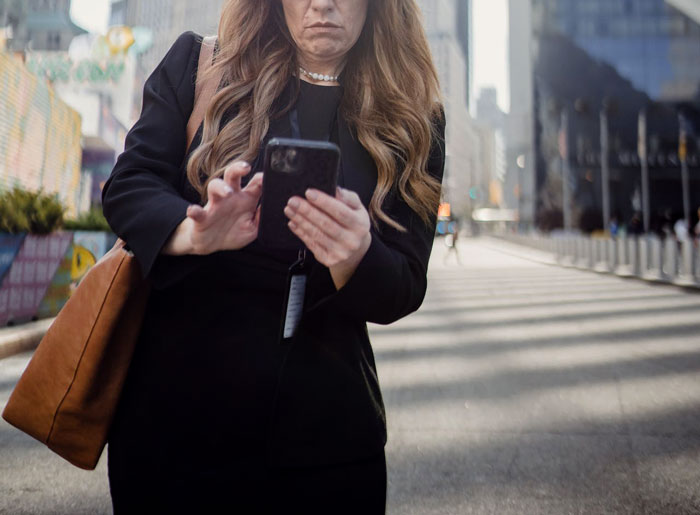 Woman Refuses To Let Homeless Parents Occupy Her Pet Room, Wonders If She's Being Cruel Woman Refuses To Let Homeless Parents Occupy Her Pet Room, Wonders If She's Being Cruel