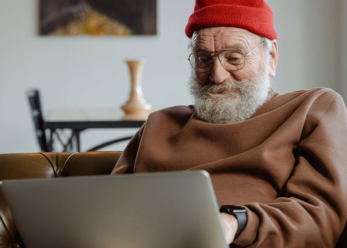 Entitled Mom Demands Guy Leave Library Because He Looks Like Santa