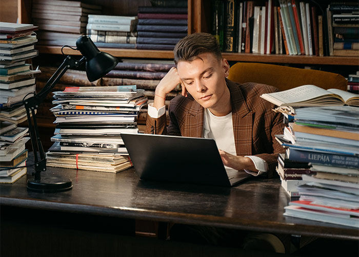 Entitled Mom Demands Guy Leave Library Because He Looks Like Santa