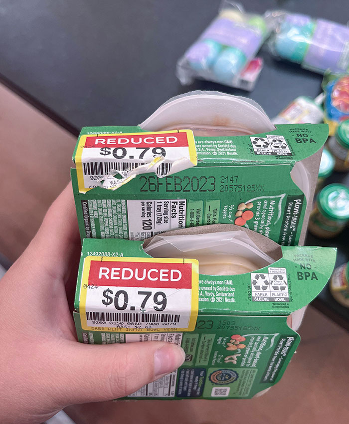 La tienda pone las pegatinas de oferta para tapar la fecha de caducidad. Es comida para bebés