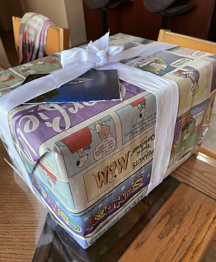 Puedes guardar los cómics del periódico para envolver regalos