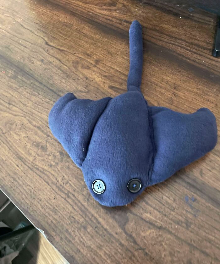 Mi hijo quería una mantarraya de peluche para su cumple, pero no tenía dinero para comprarla, así que la hice con su vieja mantita de bebé