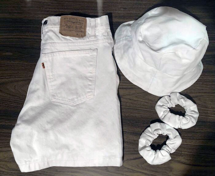 Estos vaqueros blancos viejos estaban estropeados, así que los convertí en pantalones cortos, un sombrero y cintas para el pelo