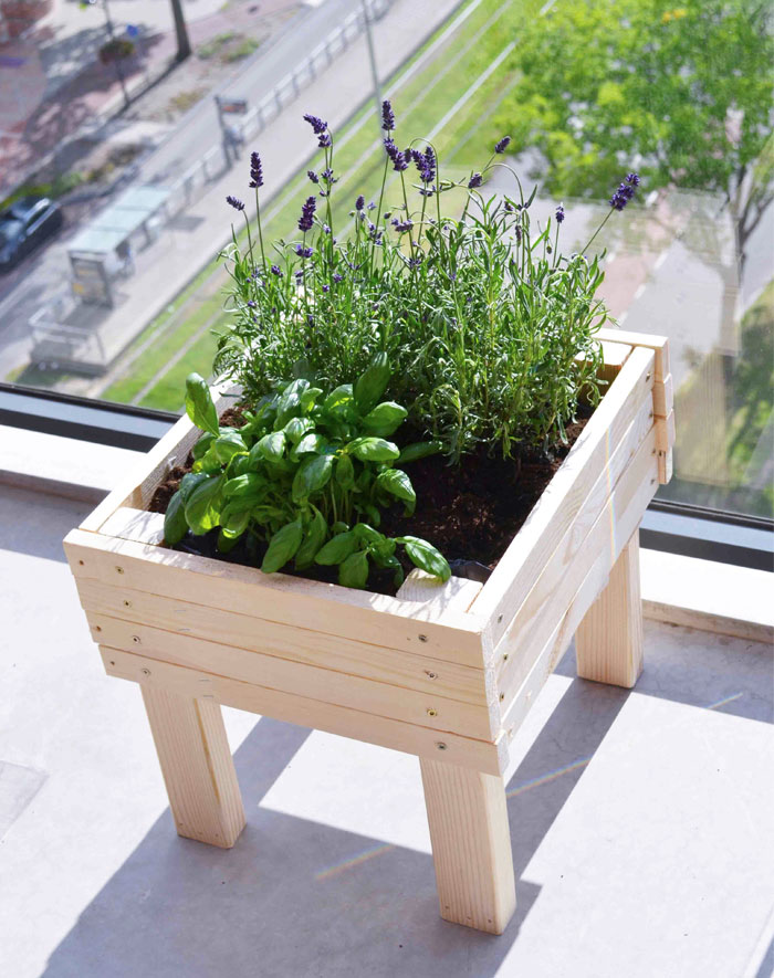 Nuestra cama nueva se rompió. Salvé la madera y la convertí en esto